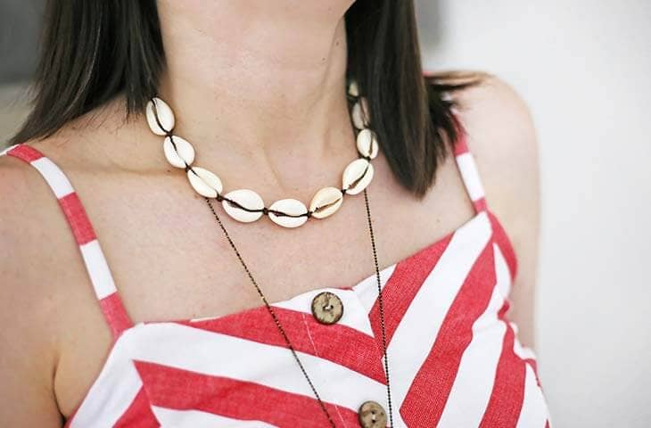 Detail woman necklace shells