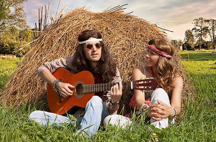 Couple-hippies-sitting-guitar
