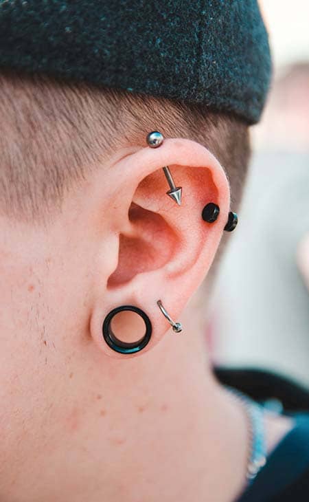 Detail man ear plug earrings