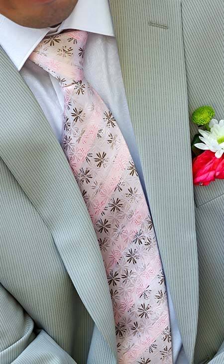 Detail man pink tie