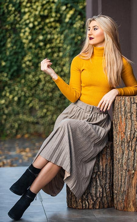 Pleated skirt woman sit outdoor