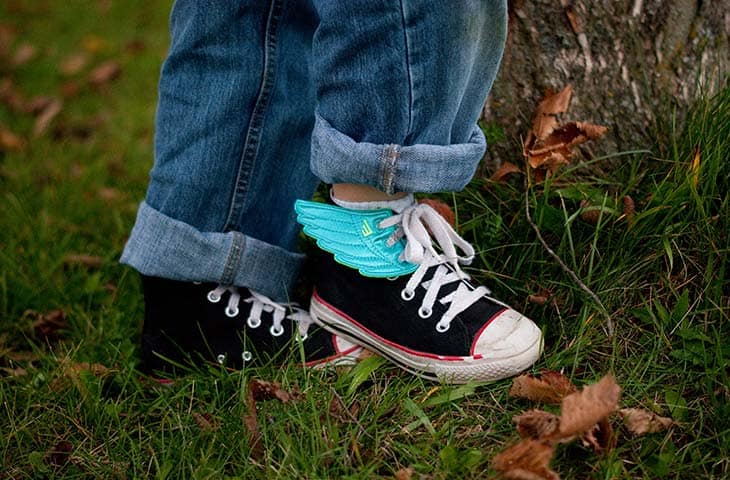 Detail-kids-feet-shoes-forest