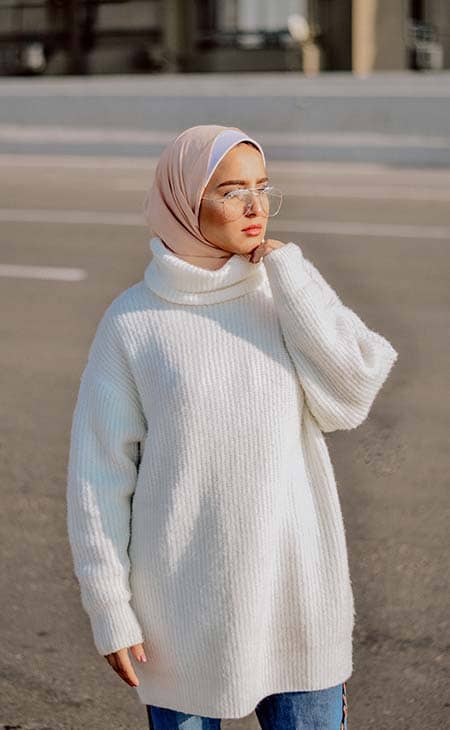 Woman white knit sweater bandana
