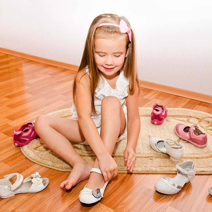 Little-girl-putting-on-shoes